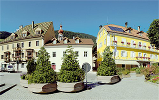 Der Dorfplatz mit dem ehemaligen Hotel "Ebner" und mit dem Hotel "Emma" (rechts)
